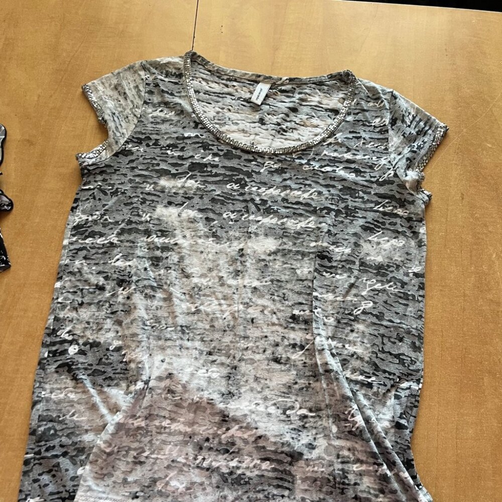 Elegant Gray and Black Women's Short Sleeve Tee